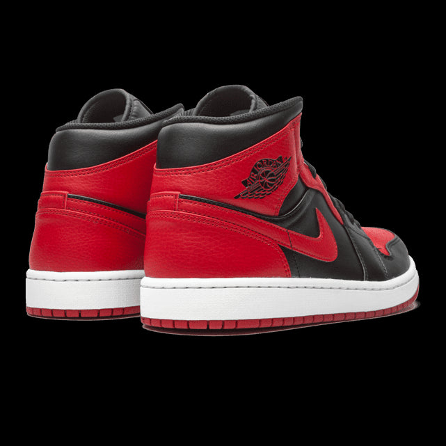 Stoere Nike Air Jordan 1 Mid Banned (2020) sneakers in zwart en rood. De schoenen zijn voorzien van het iconische Air Jordan-logo en hebben een opvallende, contrasterende kleurencombinatie. Een klassiek model in een moderne uitvoering, perfect voor elke sneakerfanaat.