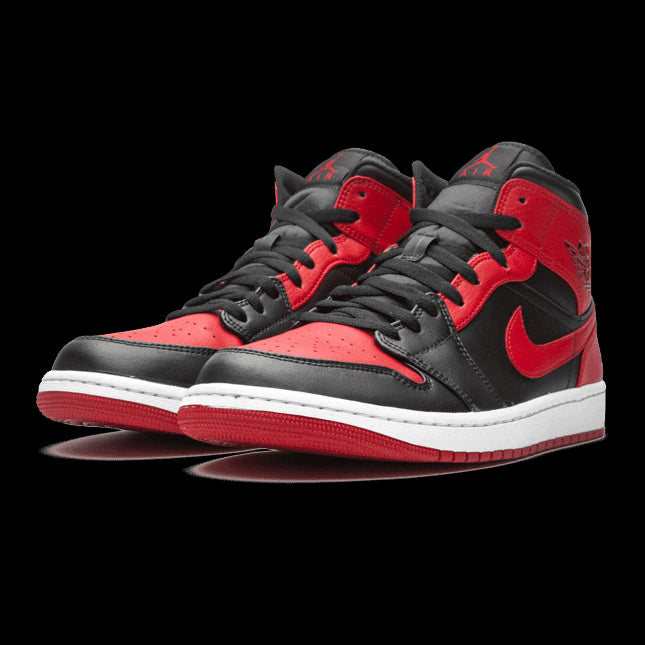 Zwarte en rode Nike Air Jordan 1 Mid Banned (2020) sneakers met klassiek sportief design