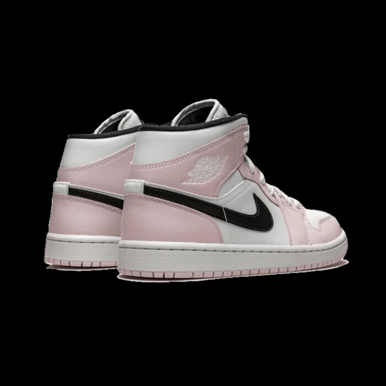 Elegante Air Jordan 1 Mid Barely Rose sneakers op witte achtergrond