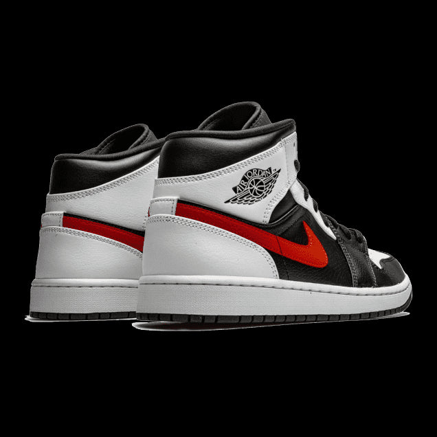 Klassieke Nike Air Jordan 1 Mid sneakers in zwart-wit-rood. Populaire basketbalschoenen met kenmerkend Air Jordan-logo op de zijkant.