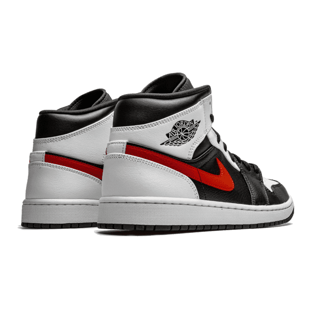 Klassieke Nike Air Jordan 1 Mid sneakers in zwart-wit-rood. Populaire basketbalschoenen met kenmerkend Air Jordan-logo op de zijkant.