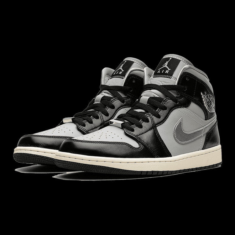 Sneakers Nike Air Jordan 1 Mid Black Chrome met zilver en zwart design, karakteristiek stijlvol uiterlijk.