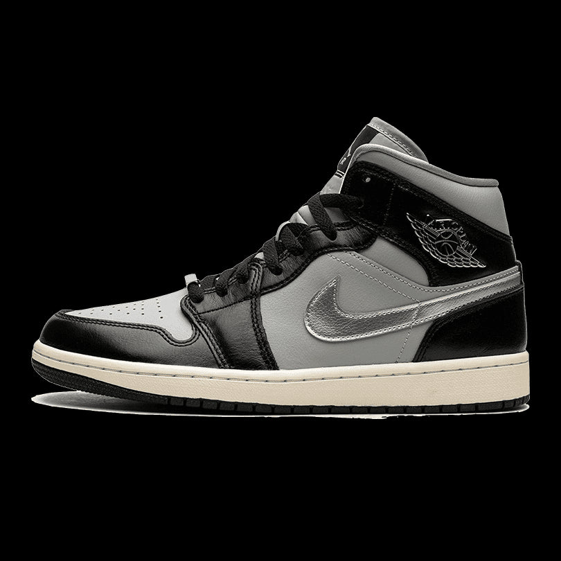 Air Jordan 1 Mid Black Chrome - Stoerdere sneaker met zwart-grijze kleurencombinatie en opvallende Swoosh logo.