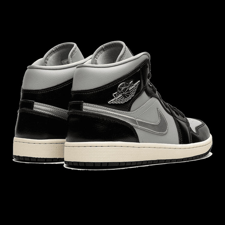 Exclusieve Nike Air Jordan 1 Mid Black Chrome sneakers met stoere zwart-grijze kleurenschema en karakteristiek Air Jordan-logo.