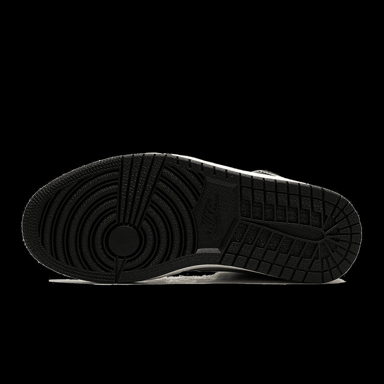 Minimalistische zwarte sneakerzool met opvallend patroon, perfect voor stijlvolle Air Jordan 1 Mid Black Chrome sneakers.