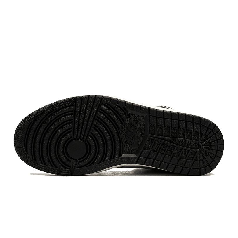 Minimalistische zwarte sneakerzool met opvallend patroon, perfect voor stijlvolle Air Jordan 1 Mid Black Chrome sneakers.