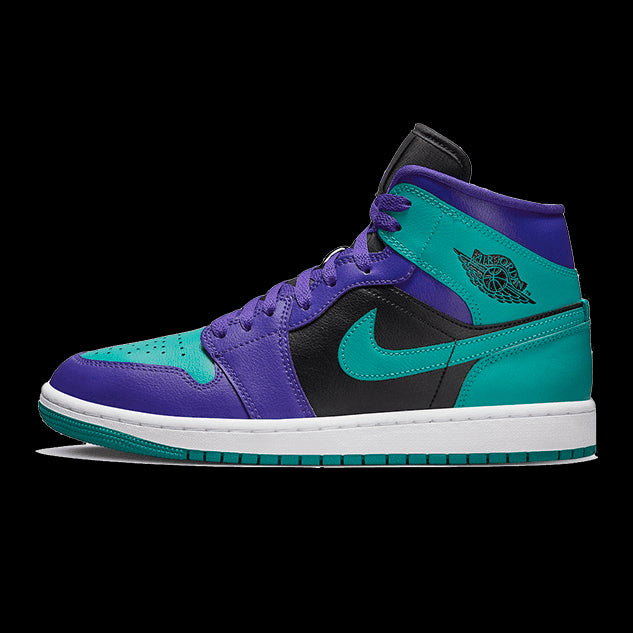 Paarse en turquoise Nike Air Jordan 1 Mid sneakers tegen een groene achtergrond