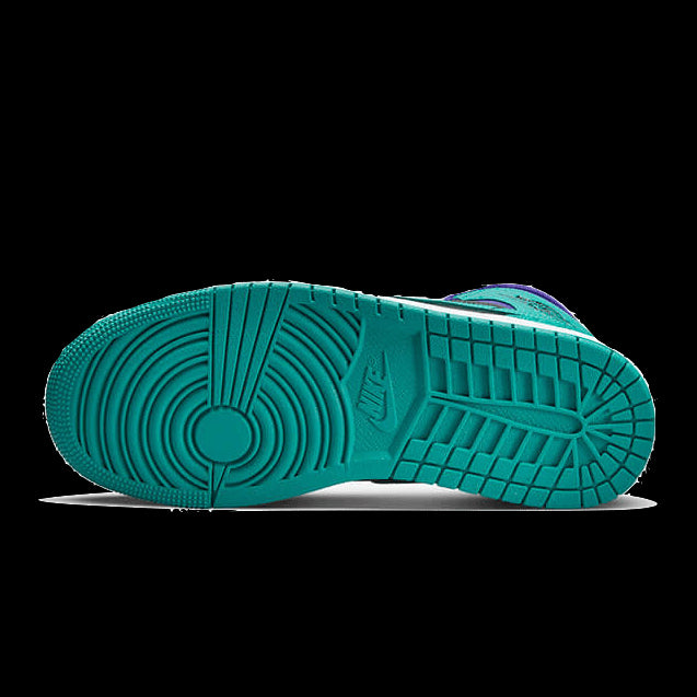 Turquoise Air Jordan 1 Mid sneakers met een gedetailleerde, getextureerde zool op een groen oppervlak.