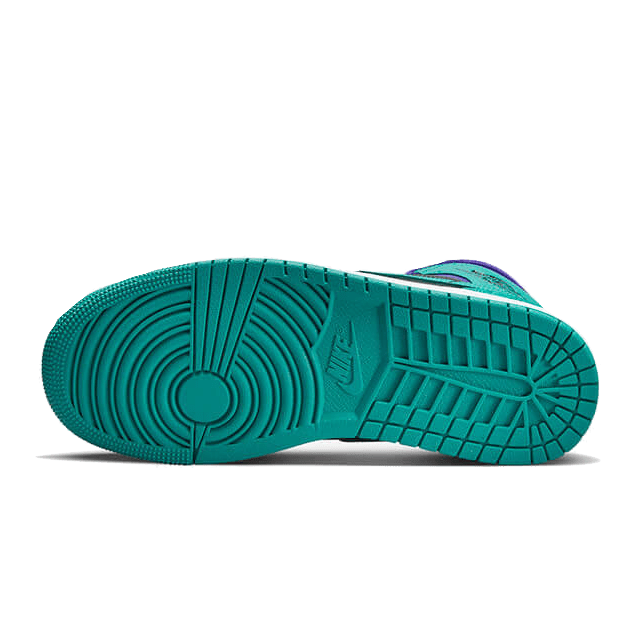 Turquoise Air Jordan 1 Mid sneakers met een gedetailleerde, getextureerde zool op een groen oppervlak.