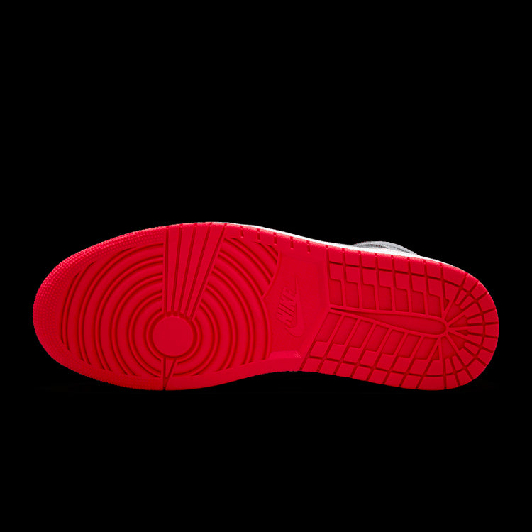 Exclusieve Air Jordan 1 Mid sneakers in elegant zwart, grijs en rood.