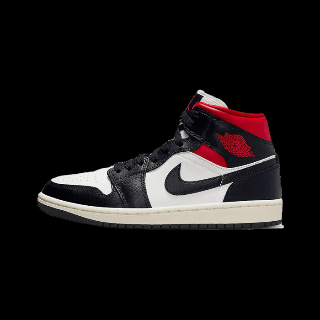 Exclusieve Nike Air Jordan 1 Mid sneakers in zwart, wit en rood. Deze sportieve schoenen met opvallend ontwerp zijn geschikt voor dagelijks gebruik en zullen je stijl zeker verbeteren.