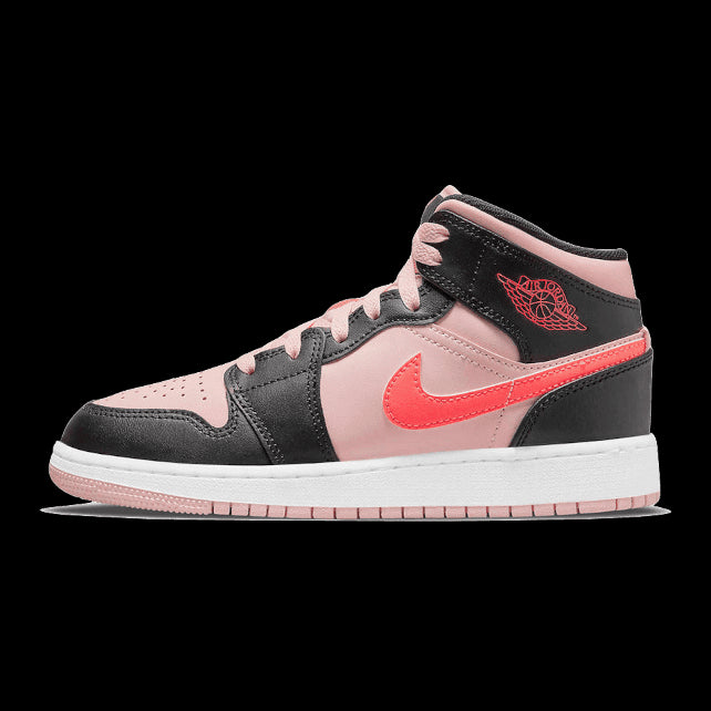 Elegante Nike Air Jordan 1 Mid sneakers in zwart, roze en rood. Deze stijlvolle schoenen kenmerken zich door hun klassieke sneakerstijl en kleurrijke details. Het schoenontwerp oogt modern en trendy, waardoor het een perfecte aanvulling is op elke casual garderobe.