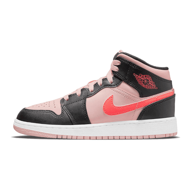 Elegante Nike Air Jordan 1 Mid sneakers in zwart, roze en rood. Deze stijlvolle schoenen kenmerken zich door hun klassieke sneakerstijl en kleurrijke details. Het schoenontwerp oogt modern en trendy, waardoor het een perfecte aanvulling is op elke casual garderobe.