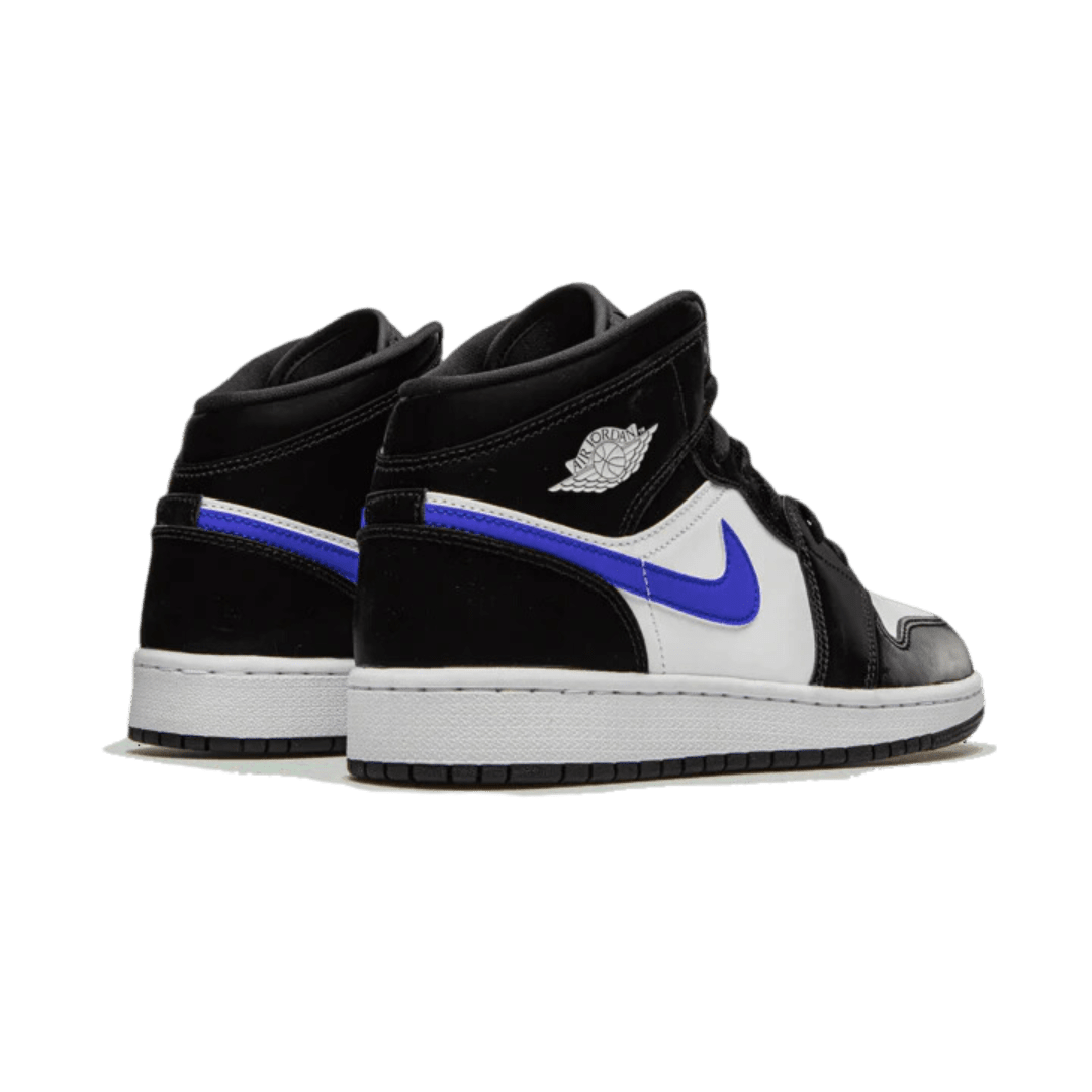 Exclusieve Nike Air Jordan 1 Mid sneakers in zwart, blauw en wit. Met opvallende logo details en klassieke basketbal-geïnspireerde stijl, ideaal voor streetwear-liefhebbers.