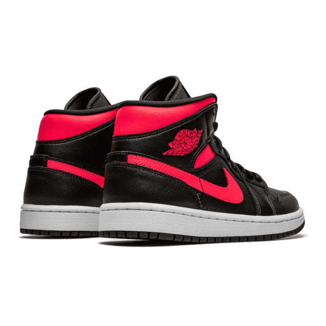 Air Jordan 1 Mid sneakers in kleurencombinatie zwart-rood, met Nike-logo op tong en vleugelvormig detail op zijkant