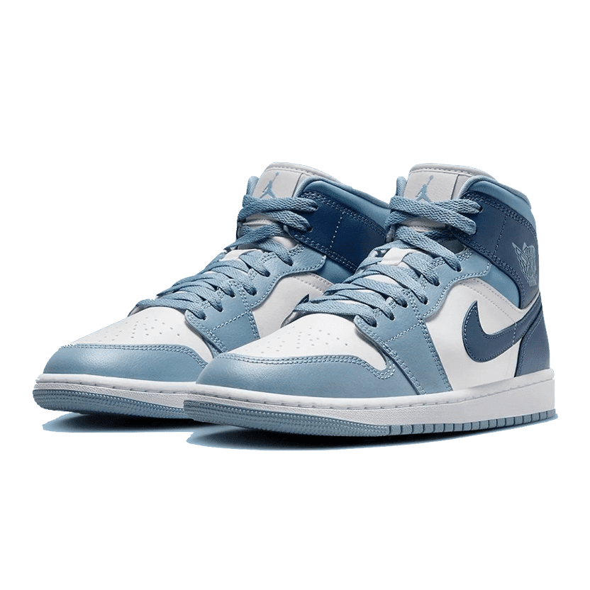Paar Nike Air Jordan 1 Mid sneakers in een blauwe kleur. De sneakers zijn geplaatst op een effen groene achtergrond, waardoor de productdetails goed zichtbaar zijn. Het Nike-logo en de klassieke Air Jordan-silhouet zijn duidelijk herkenbaar.