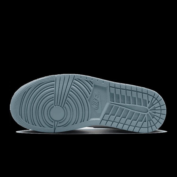 Grijze Air Jordan 1 Mid sneakers met gestructureerde zool voor comfort en grip.