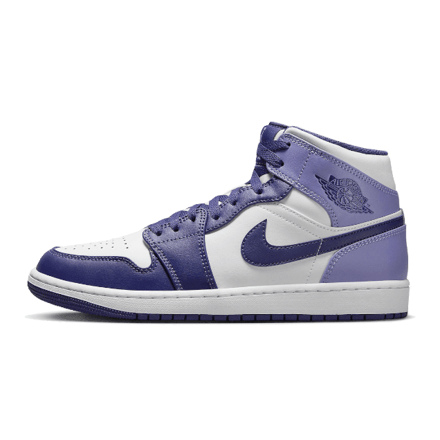 Stijlvolle Nike Air Jordan 1 Mid Blueberry sneakers op een effen groene achtergrond. Deze klassieke basketbalschoenen hebben een lavendel- en wittekleuring met zwarte accenten. Comfortabele en duurzame sneakers voor dagelijks gebruik.