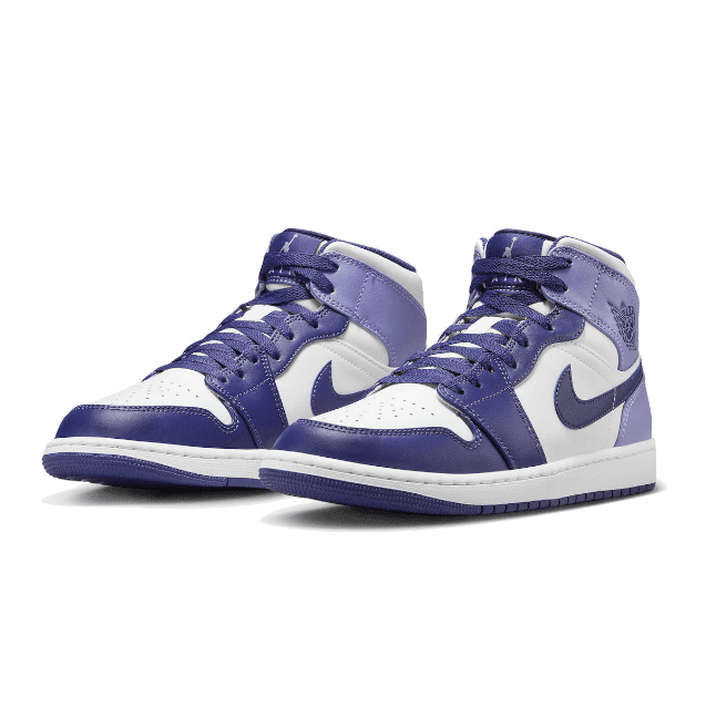 Paarse Nike Air Jordan 1 Mid Blueberry sneakers op groene achtergrond