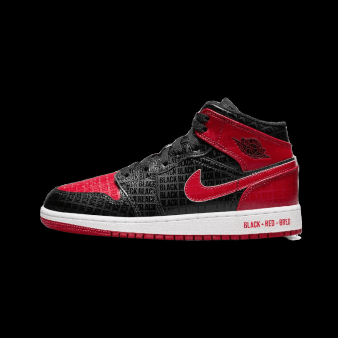 Zwarte en rode Air Jordan 1 Mid Bred Text sneakers. Het ontwerp heeft opvallende tekst en grafische details op de zijkant van de schoen. Een modieuze én comfortabele sneaker voor fashionista's.