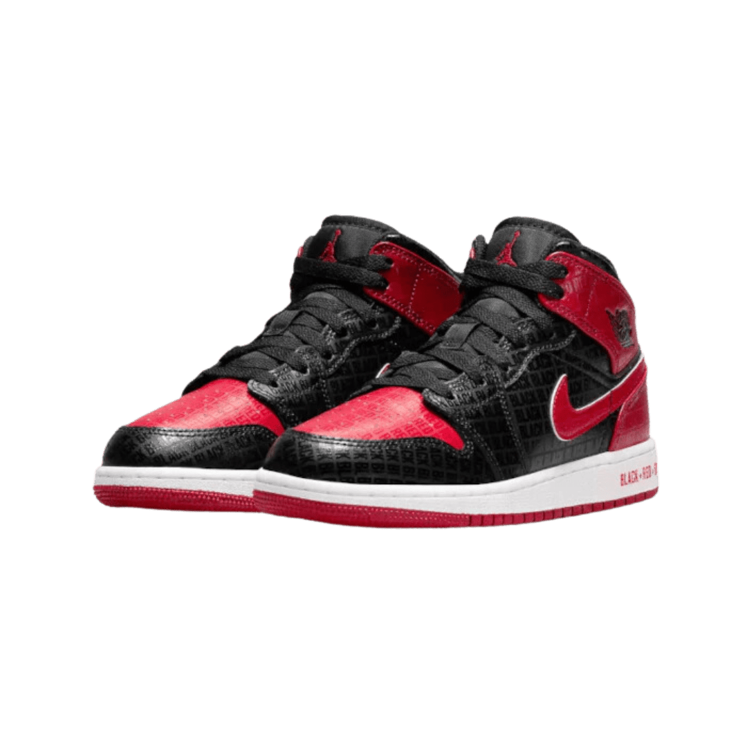 Air Jordan 1 Mid Bred Text sneakers tegen een groene achtergrond. Kenmerkende zwarte en rode kleurencombinatie met het Jordan-logo. Deze exclusieve basketbalschoen is ideaal voor stijlvolle streetwear.