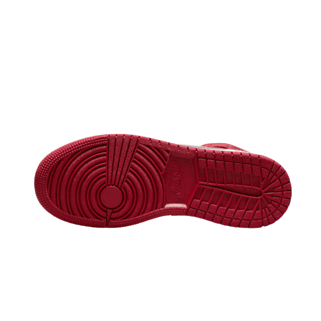 Rode Air Jordan 1 Mid Bred Text sneakers met een opvallend patroon op de zool