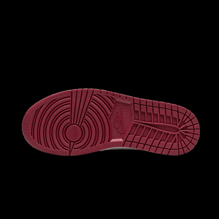 Air Jordan 1 Mid Bred Toe - Rood gestripte sneakerzool op groene achtergrond