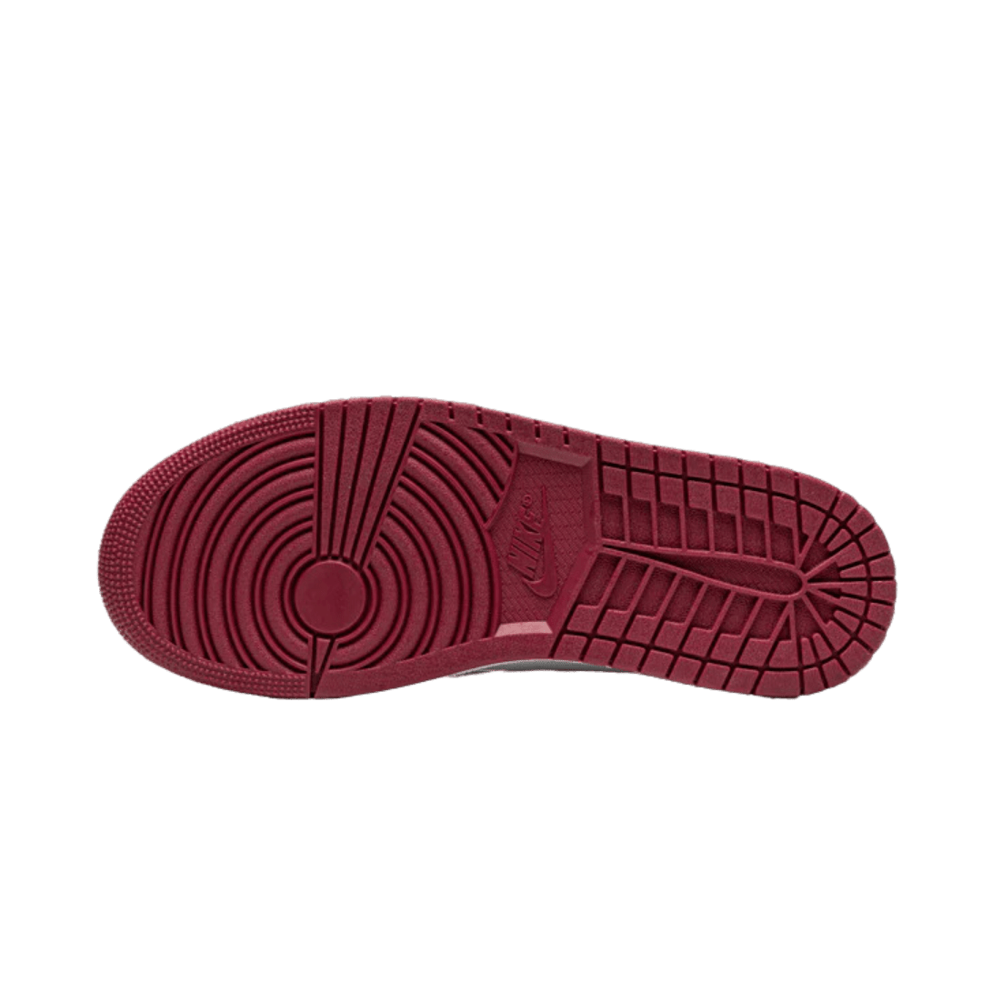 Air Jordan 1 Mid Bred Toe - Rood gestripte sneakerzool op groene achtergrond