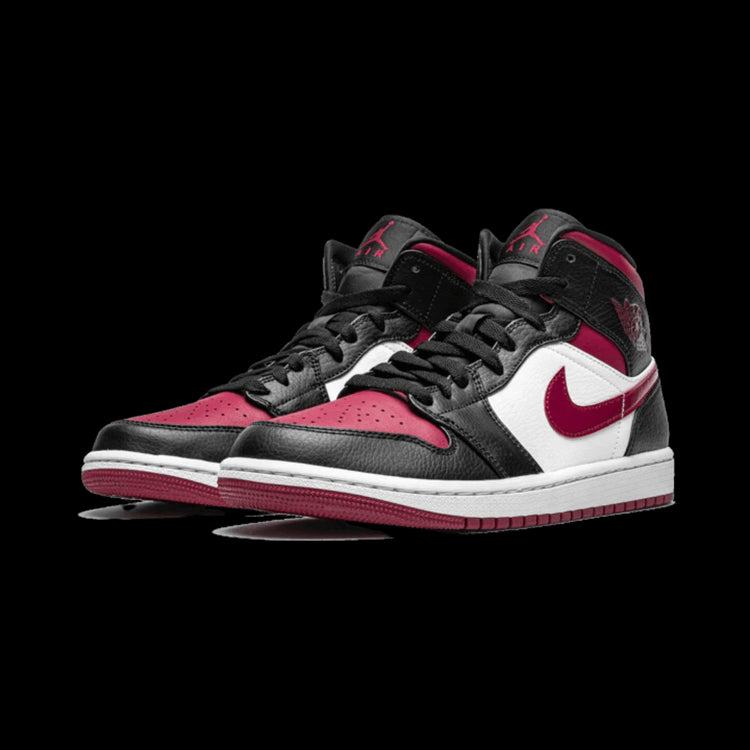 Zwart-rode Air Jordan 1 Mid Bred Toe sneakers, klassiek Nike-ontwerp met prominente swoosh-branding op de zijkant, perfecte sneaker voor de urban streetstyle