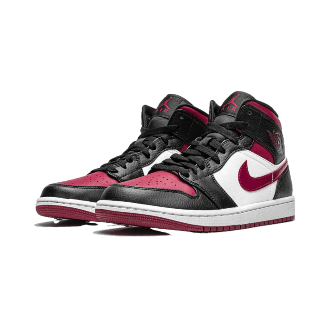 Zwart-rode Air Jordan 1 Mid Bred Toe sneakers, klassiek Nike-ontwerp met prominente swoosh-branding op de zijkant, perfecte sneaker voor de urban streetstyle