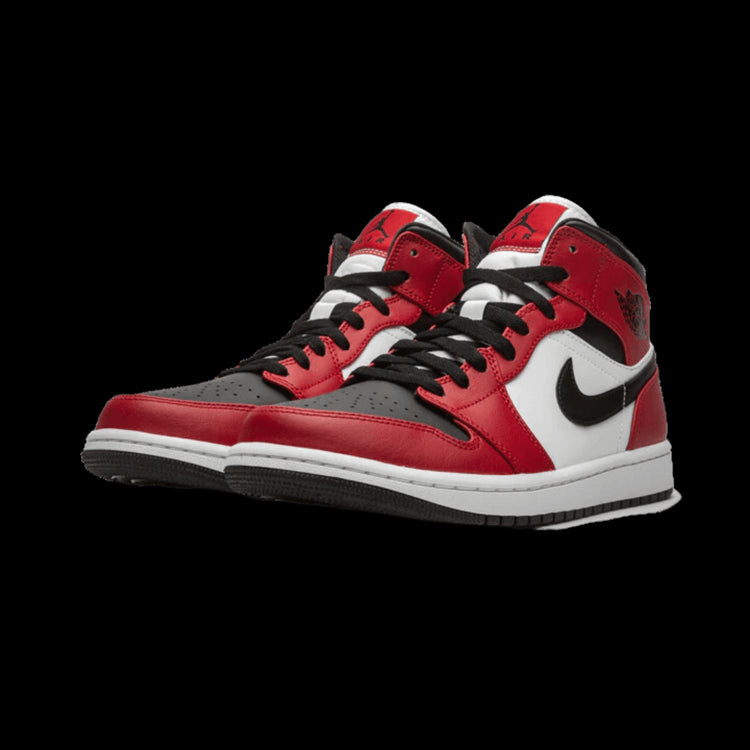 Rode sneakers met zwarte details van het populaire merk Nike. De Air Jordan 1 Mid Chicago Black Toe sneakers hebben een stijlvolle uitstraling en zijn ontworpen voor veelzijdig gebruik. Het bekende swoosh-logo biedt herkenning als traditioneel Nike-kenmerk.