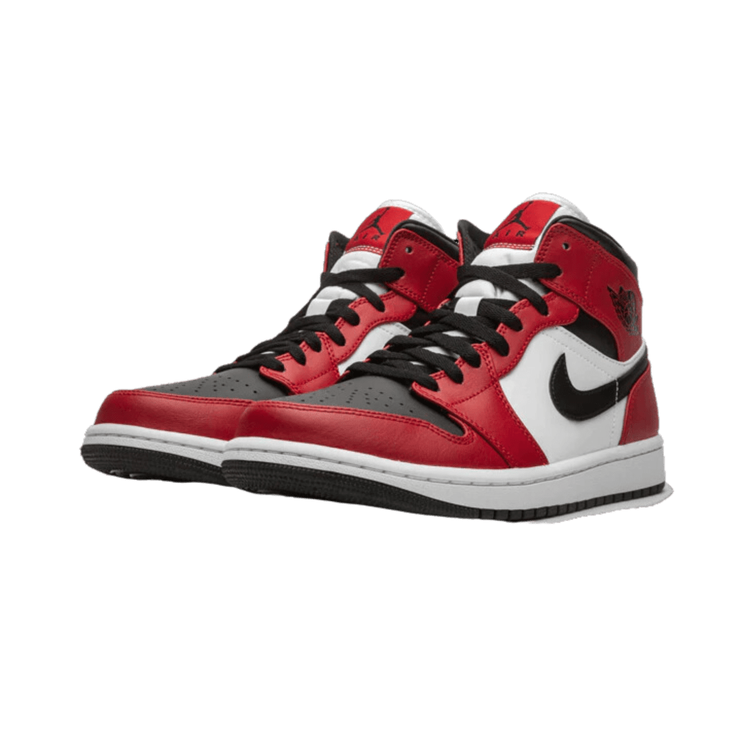 Rode sneakers met zwarte details van het populaire merk Nike. De Air Jordan 1 Mid Chicago Black Toe sneakers hebben een stijlvolle uitstraling en zijn ontworpen voor veelzijdig gebruik. Het bekende swoosh-logo biedt herkenning als traditioneel Nike-kenmerk.