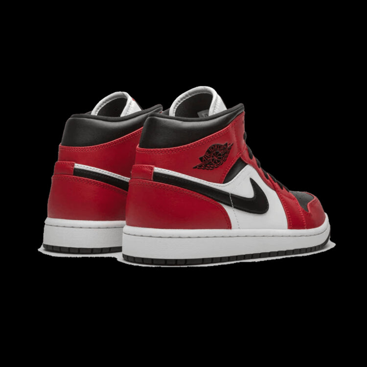 Rode en zwarte Nike Air Jordan 1 Mid Chicago Black Toe sneakers. De schoenen hebben een kenmerkend Chicago-kleurenpatroon met zwarte en rode details. De verhoogde hiel en de slangenhuid-geïnspireerde grafische logo's op de zijkanten geven de sneakers een opvallende en modieuze uitstraling.