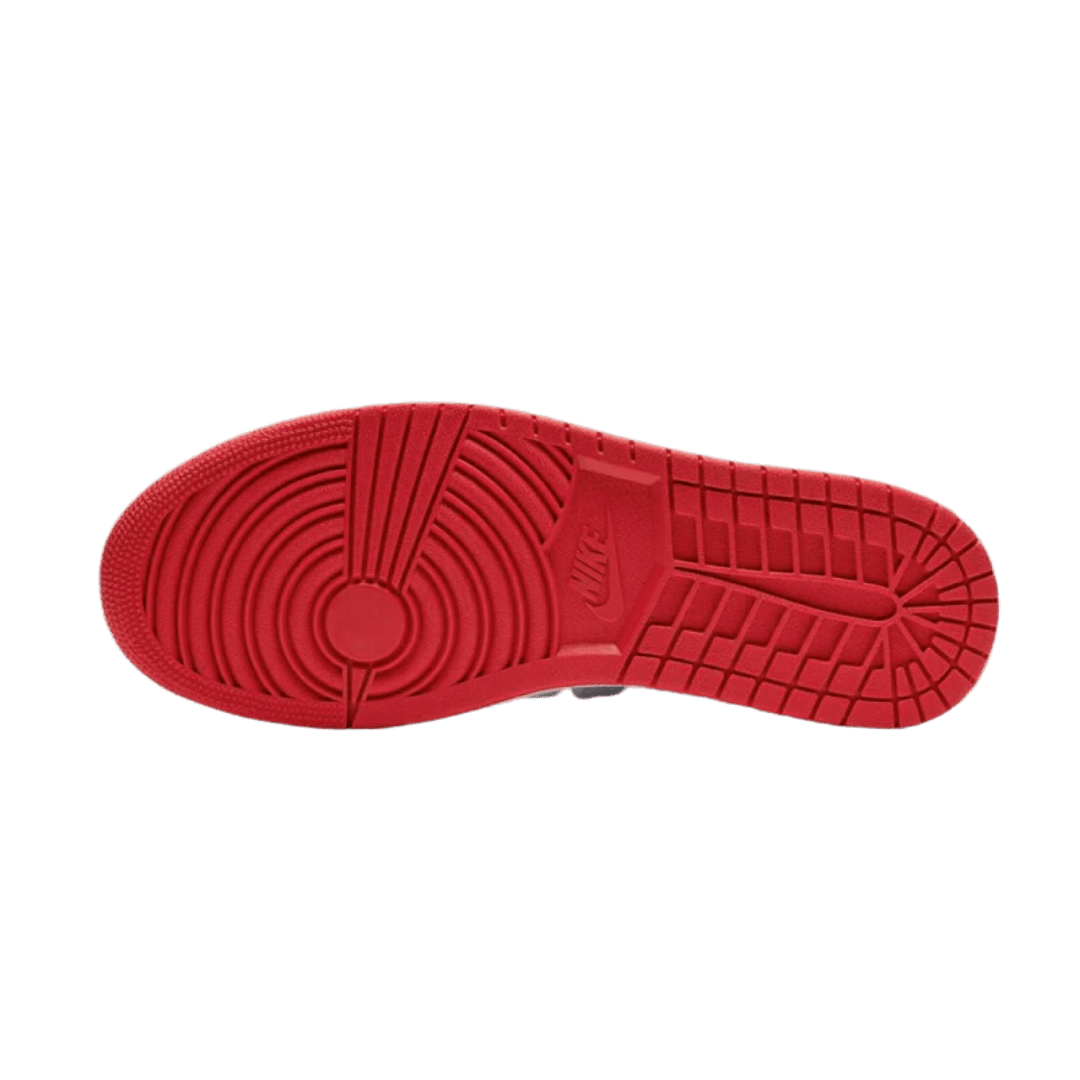 Rode sneaker zool met gestructureerd patroon op een groene achtergrond