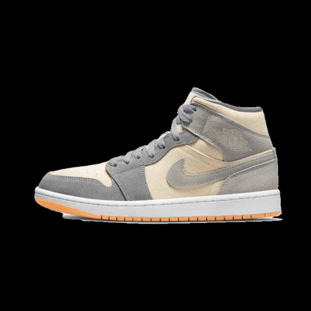 Moderne Air Jordan 1 Mid sneakers in lichte tinten grijs, ivoor en oranje. Deze streetstyle-schoenen hebben een opvallend comfortabel ontwerp met een hoge upper en stevige zool voor optimale ondersteuning.
