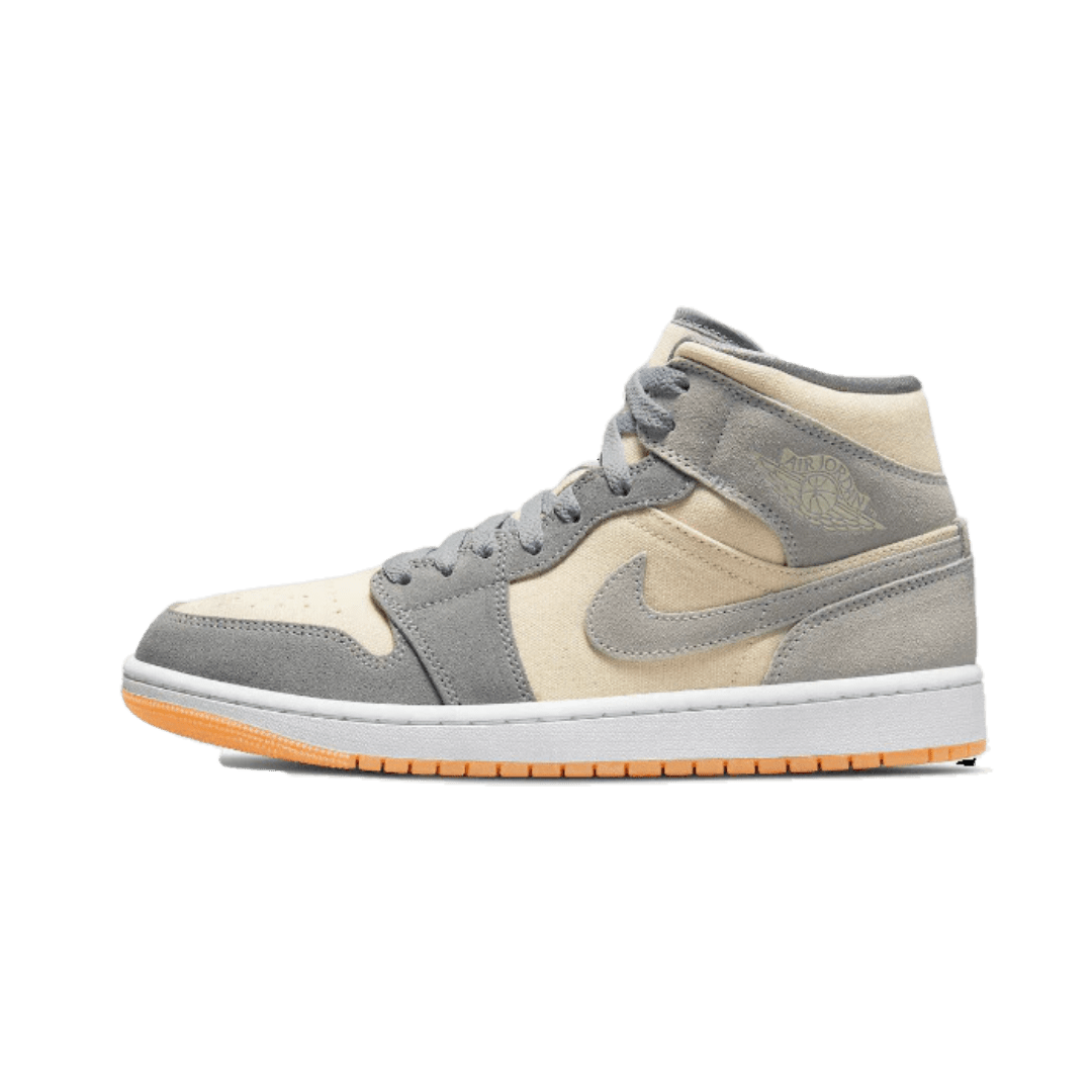Moderne Air Jordan 1 Mid sneakers in lichte tinten grijs, ivoor en oranje. Deze streetstyle-schoenen hebben een opvallend comfortabel ontwerp met een hoge upper en stevige zool voor optimale ondersteuning.
