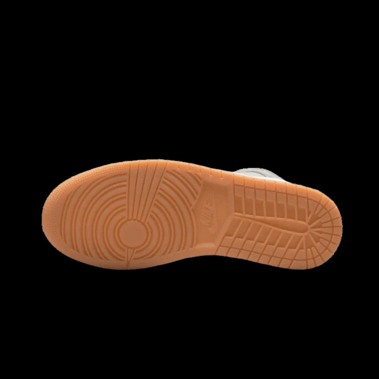 Lichtgrijze Nike Air Jordan 1 Mid Coconut Milk sneakers met een kenmerkend rubberen zoolprofiel voor een stevige grip.