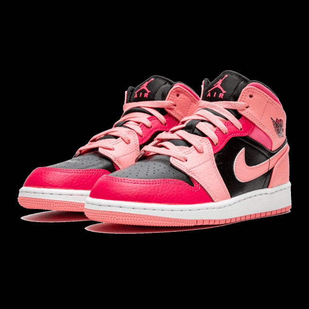 Afbeelding van Nike Air Jordan 1 Mid Coral Chalk Pink sneakers op een groene achtergrond. De sneakers hebben een opvallende coral en roze kleur, met zwarte details. De sneakers zien er modern en modieus uit.