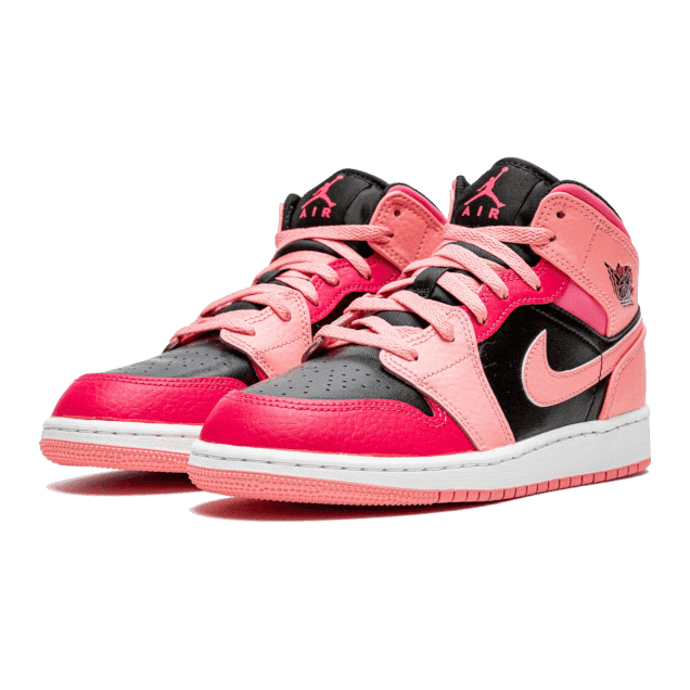 Afbeelding van Nike Air Jordan 1 Mid Coral Chalk Pink sneakers op een groene achtergrond. De sneakers hebben een opvallende coral en roze kleur, met zwarte details. De sneakers zien er modern en modieus uit.