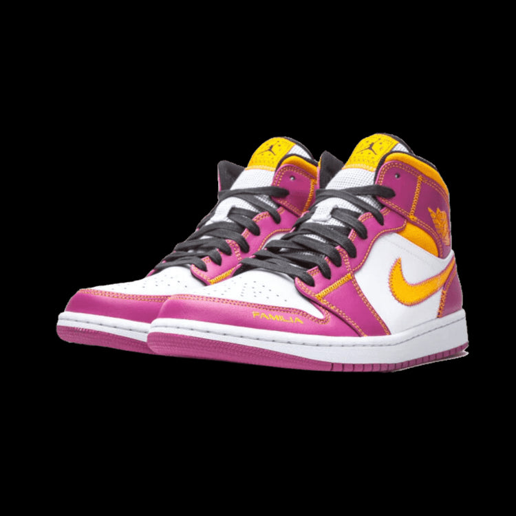 Roze, gele en witte Air Jordan 1 Mid sneakers met Dia de los Muertos-thema op donkergroene achtergrond