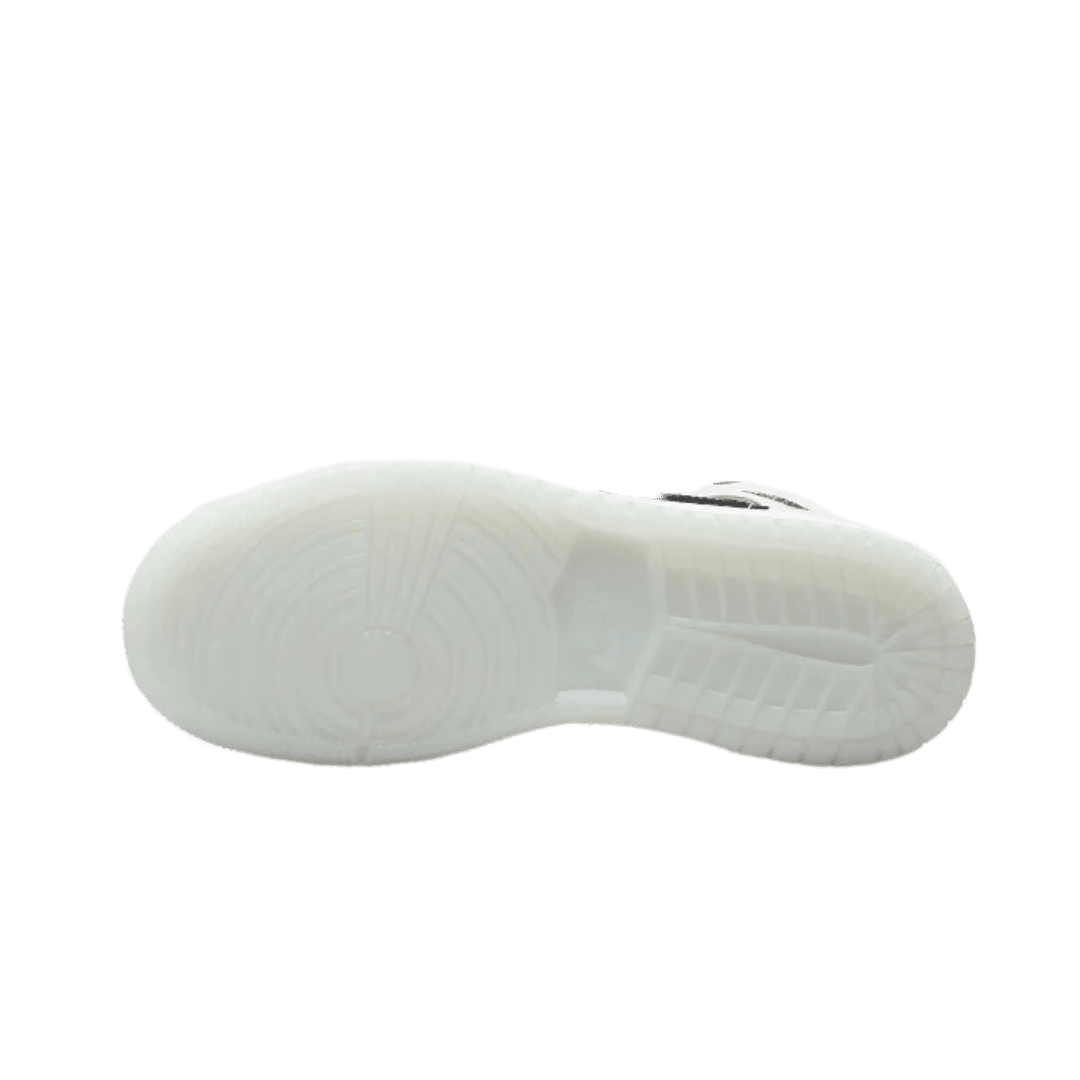 Witte, comfort gestapelde zool van Air Jordan 1 Mid Diamond Shorts sneakers op groene achtergrond