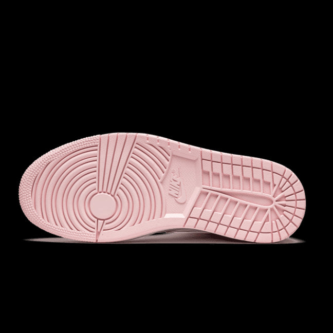 Roze Nike Air Jordan 1 Mid Digital Pink sneakers met een opvallend gespierd zoolontwerp op een groene ondergrond.