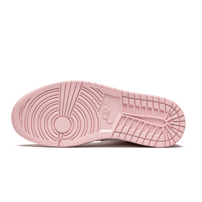 Roze Nike Air Jordan 1 Mid Digital Pink sneakers met een opvallend gespierd zoolontwerp op een groene ondergrond.