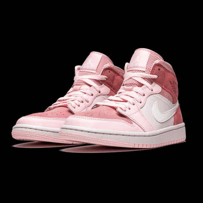 Roze Air Jordan 1 Mid Digital Pink sneakers op een groene achtergrond