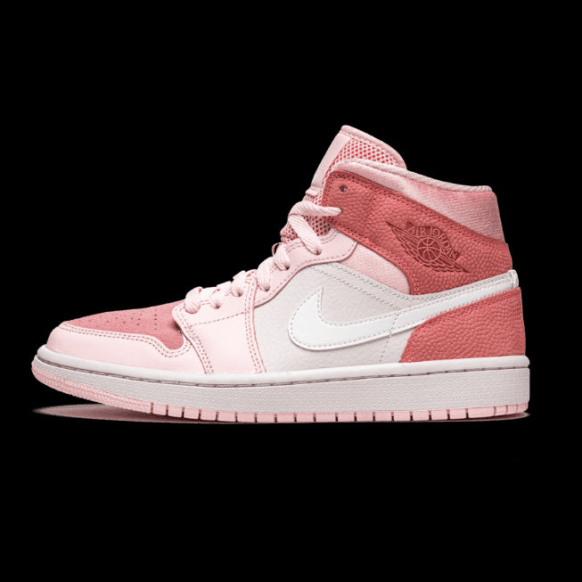 Roze Nike Air Jordan 1 Mid Digital Pink sneakers op effen groene achtergrond