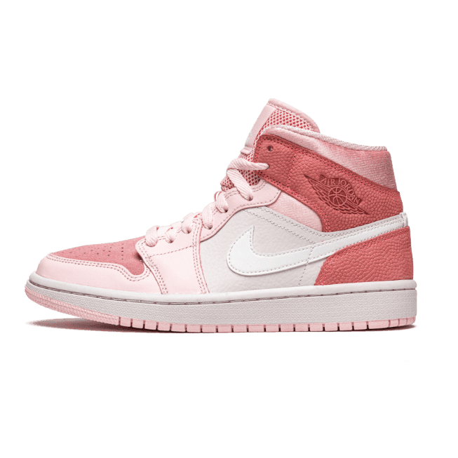Roze Nike Air Jordan 1 Mid Digital Pink sneakers op effen groene achtergrond