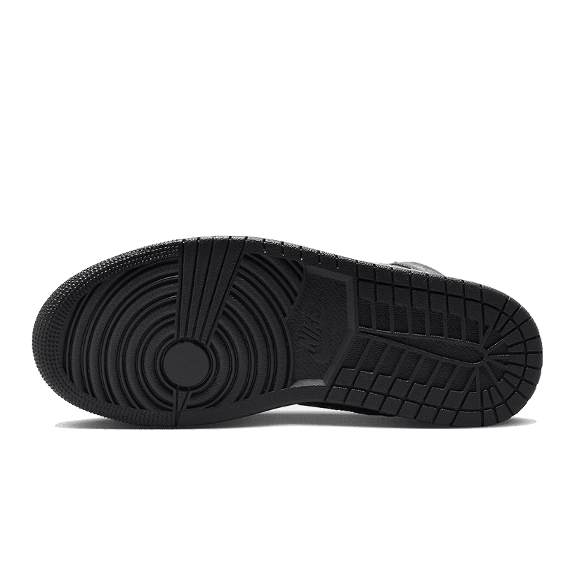 Lage sneakermodel van het merk Nike, Air Jordan 1 Mid Distressed Smoke Grey. De sneaker heeft een grijs en zwart kleurenschema met een distressed en vintage look. Het zichtbare deel van de zool is zwart en heeft een traditioneel sneakerprofiel.