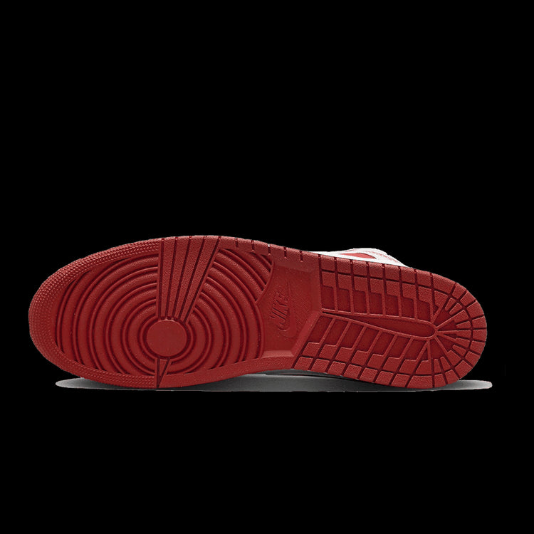 Rode Air Jordan 1 Mid Dune sneakers met opvallende zooldetails op een groene achtergrond