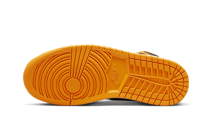 Oranje Nike Air Jordan 1 Mid sneakers met een vette tong en een robuuste rubberen zool