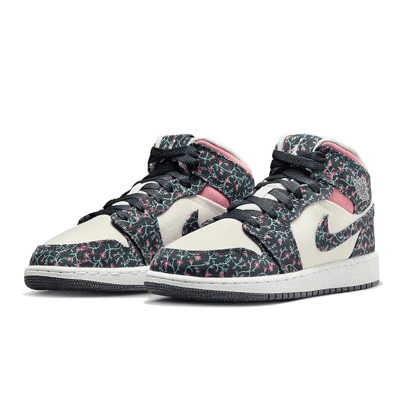 Stijlvolle Air Jordan 1 Mid Floral Canvas sneakers in een opvallend bloemenprint ontwerp. Het canvas materiaal en de contrasterende zwarte en roze accenten maken deze Nike sneakers tot een eye-catcher.